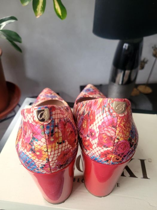 Czółenka czerwone baldaccini na stupku.