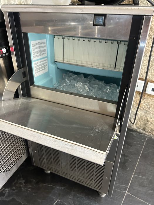 Maquina de fabricar gelo de 35 kg impecavel