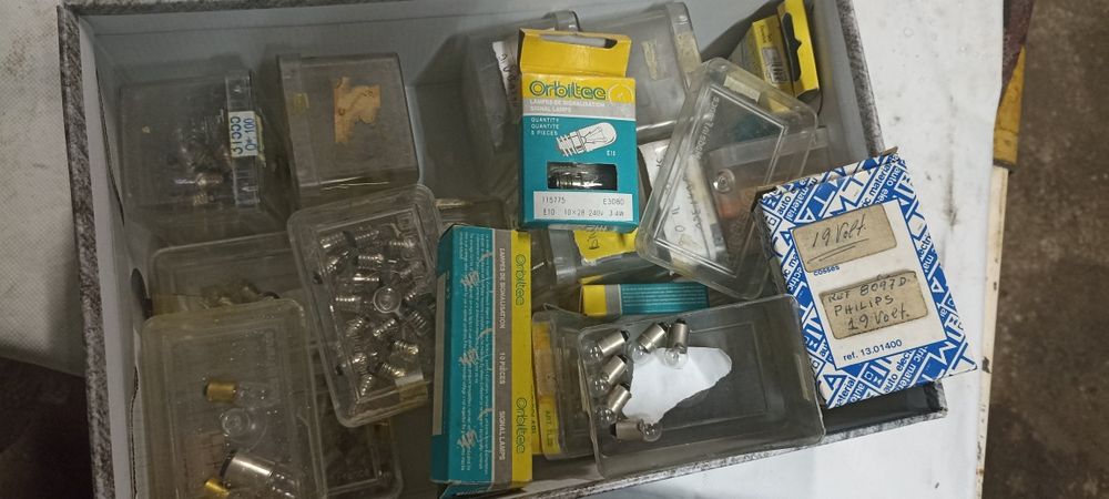 Vários modelos de lâmpadas pequenas diferentes casquilhos