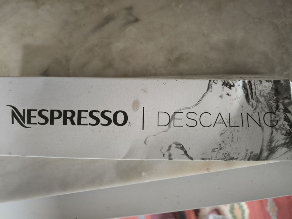 Maquina de café Nespresso + caixa completa de descalvificante