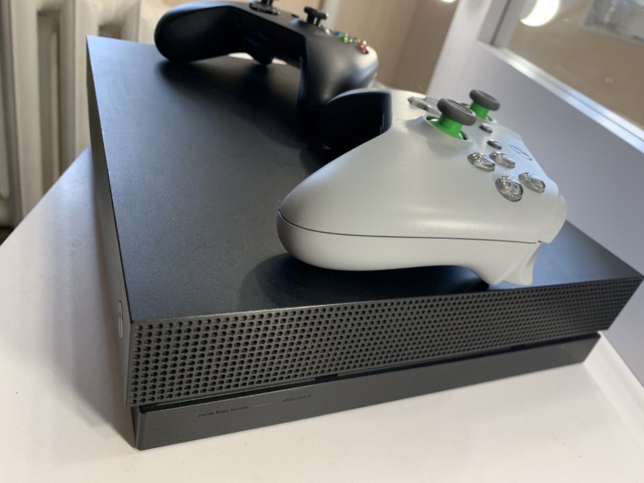 Продам Xbox one X на 1TB
