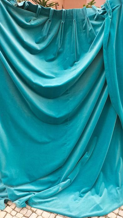 Dois cortinados em veludo azul