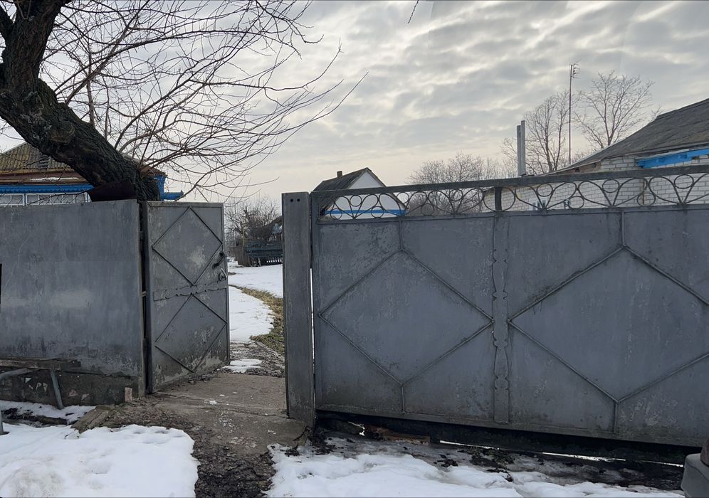 Продам будинок в центрі села.