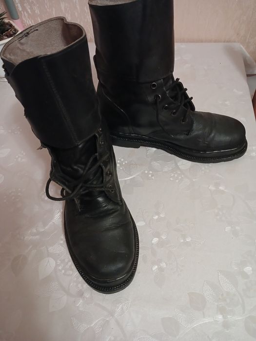 Кирзові чоботи , берці.