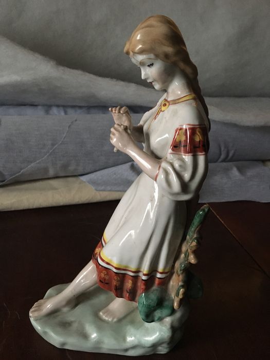 Продам. Порцелянова статуєтка» Дівчина з ромашкою»