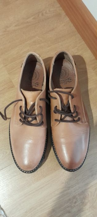 Sapato (pele), cor camel