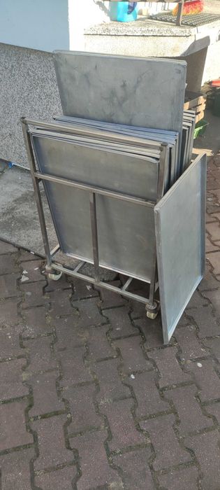 Blachy piekarnicze wypiekowe z wózkiem.