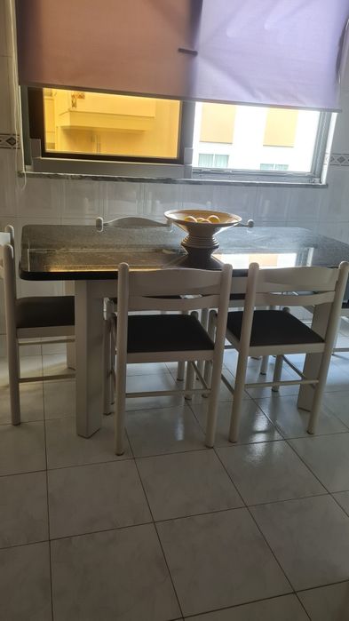 Aparador de cozinha ,mesa e cadeiras em conjunto