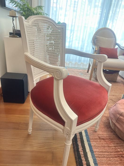 Vendo cadiera com estofamenti em Veludo vermelho cem Decape branco