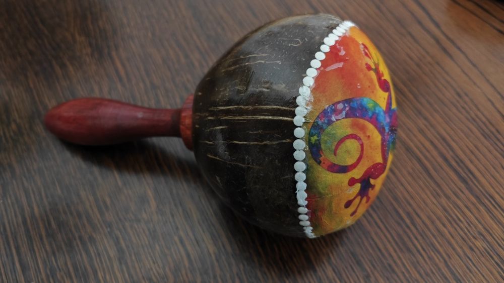 Marakas z orzecha kokosowego rękodzieło jaszczurka