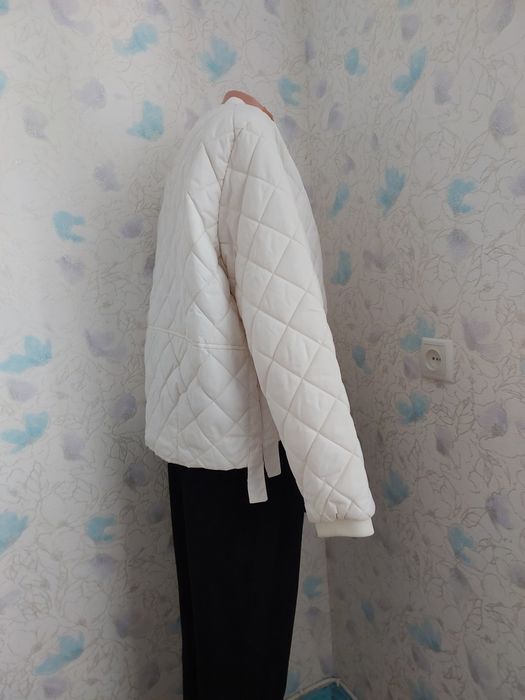 Стильна легенька куртка демі