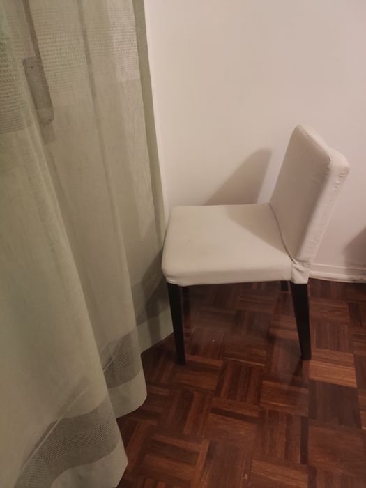 4 Cadeiras por 50€.  Com capas amovíveis