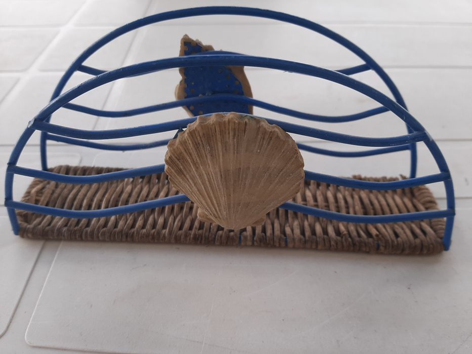 Suporte para guardanapos, em verga e arame, com conchas