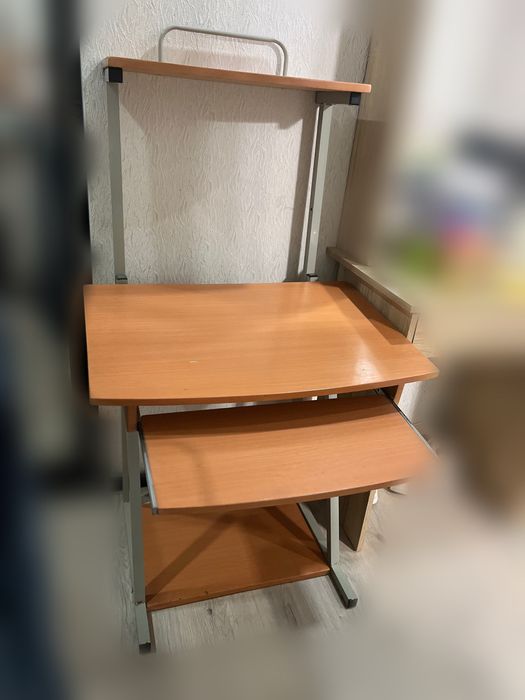 Стіл-парта або компʼютерний столик