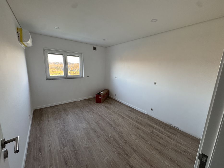 Apartamentos T2 com varanda em fase final de construção para arrendar