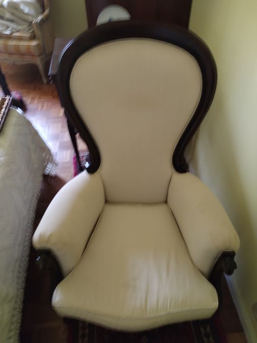 Poltrona de quarto em ótimo estado estilo clássico e muito bonito