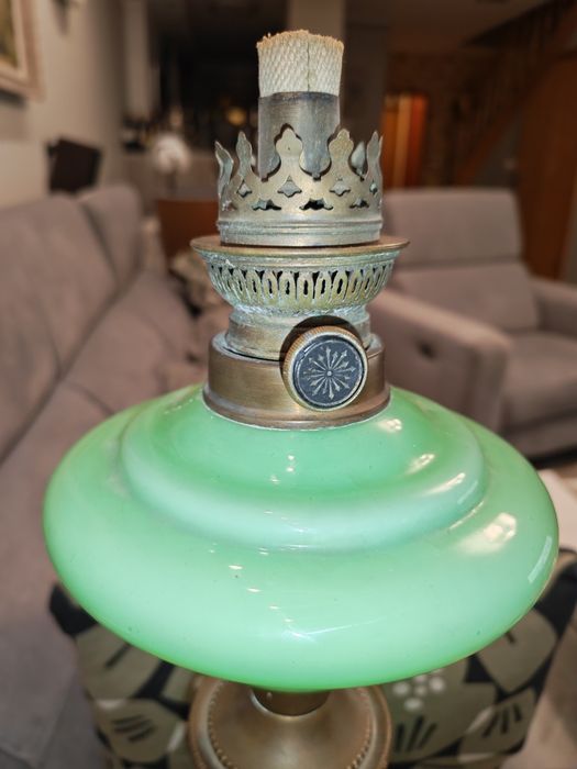 Lampa naftowa ze szkła opalowego