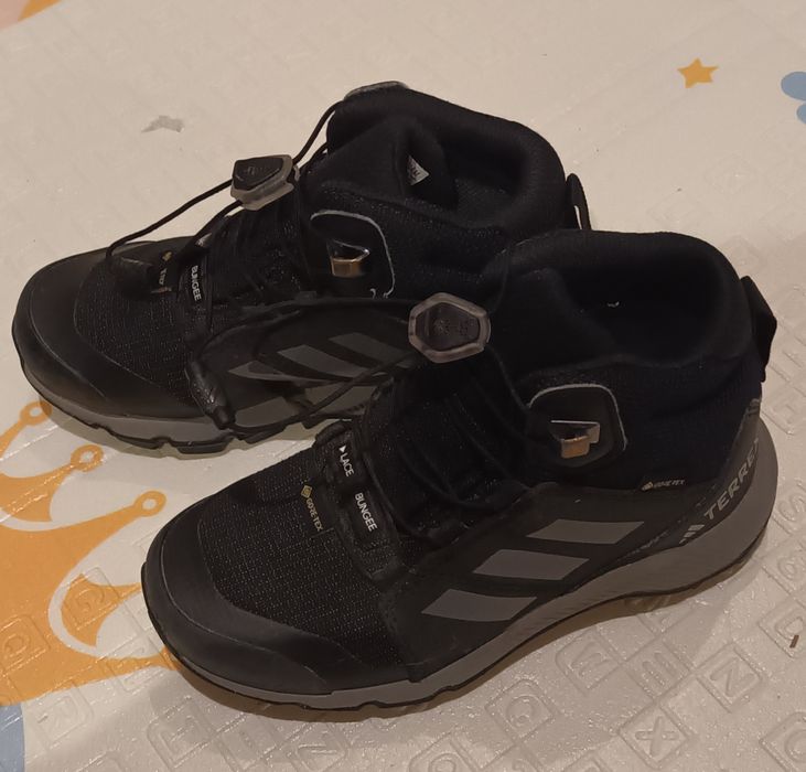 Дитячі кросівки Adidas.