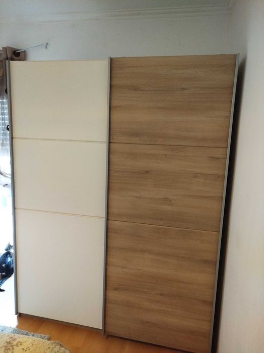 Roupeiro com portas deslizantes