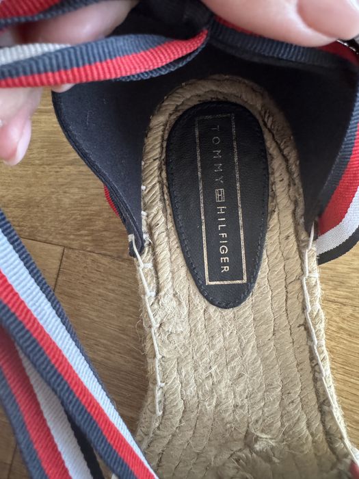 Bialo-granatowo-czerwone espadryle Tommy Hilfiger 39, wiazane w kostce
