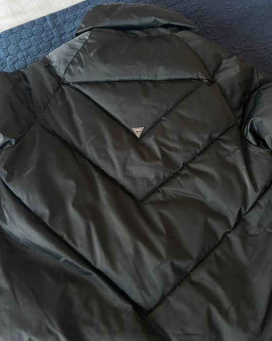 Casaco puffer Guess com logos