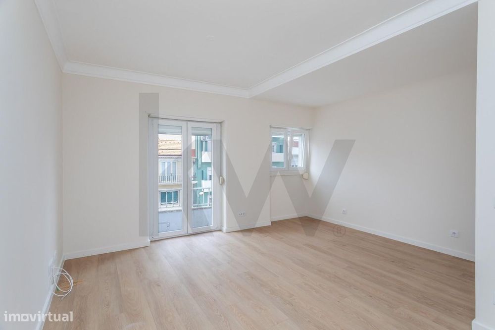 T2 renovado com varanda na Estrela | 2.300€/mês