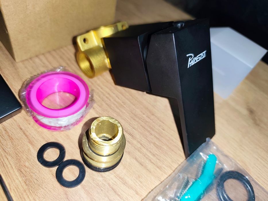 Naścienny kran wodospadowy, bateria ścienna podtynkowa czarna