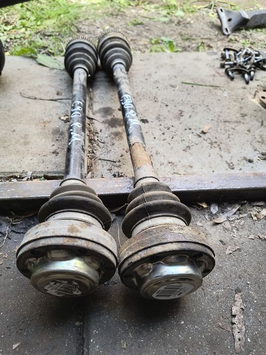 Półoś napędowa BMW seria 1 E81 E82 E87 E88 polos tylna BMW seria 3 E90 E91 E92 E93 mała głowa prawa