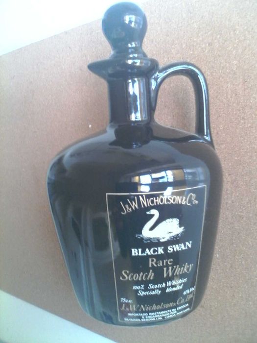 Garrafas de whiskey em cerâmica