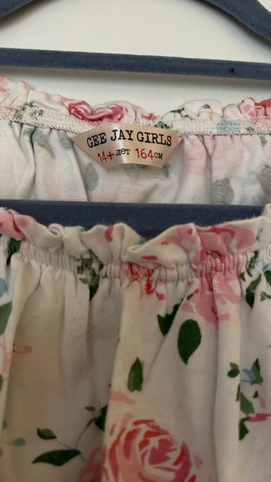 Biała dziewczęca bluzka w różowe róże