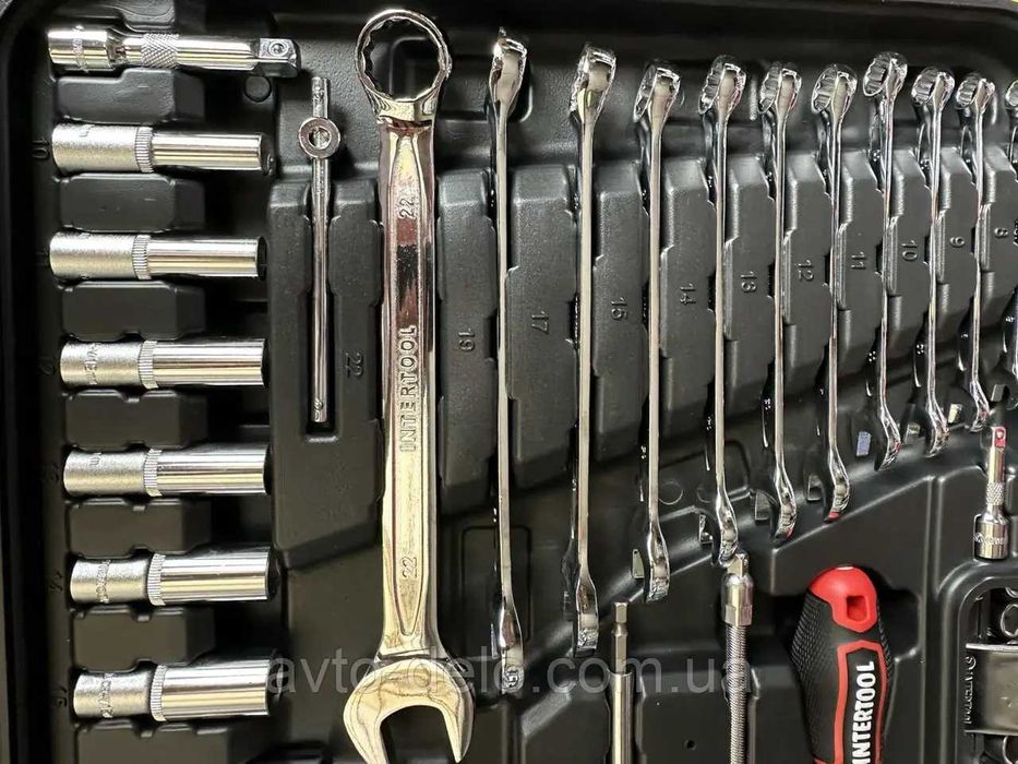 Набір інструментів INTERTOOL Storm 233 предмети ET-8233 CrV у кейсі