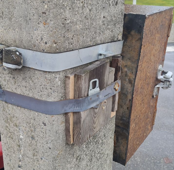 Металева розподільна скринька / електрощиток (б/у)