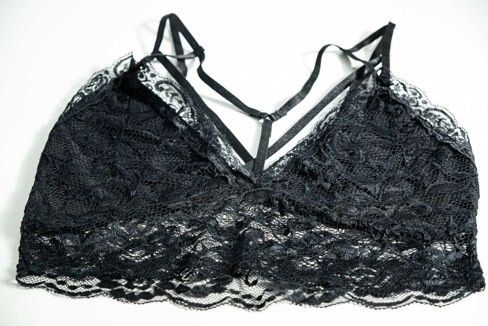 Czarny stanik w rozmiarze XL,