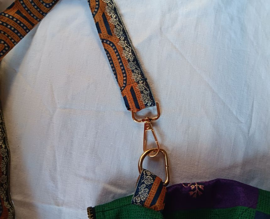 Bolsa  de cintura ou tiracolo em seda .nova