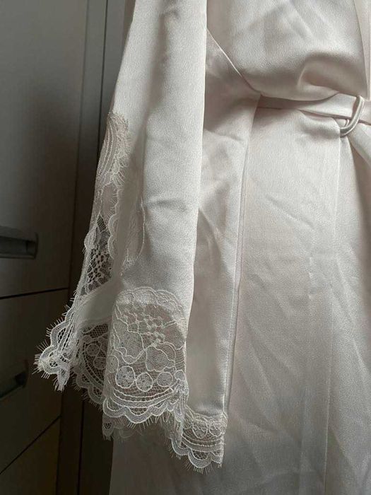 Victoria's Secret Długi satynowy szlafrok z koronką