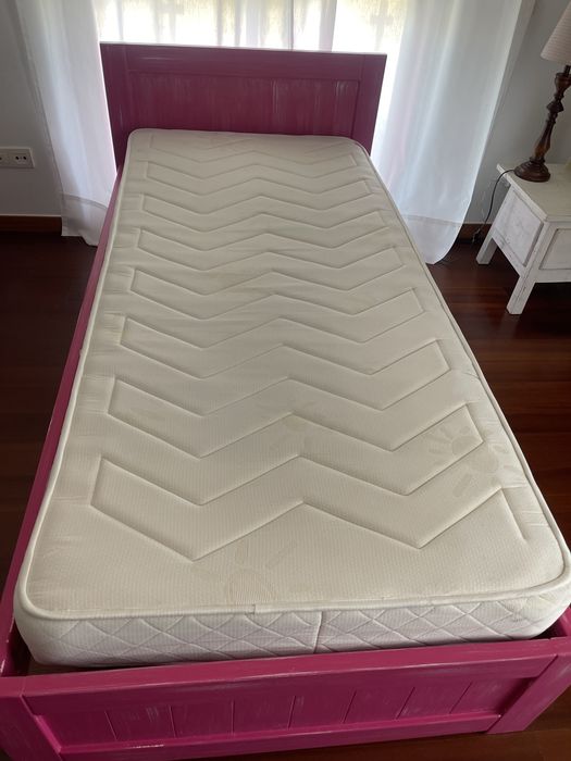 Cama solteiro em madeira maciça (com estrado 190 cm x 90 cm)