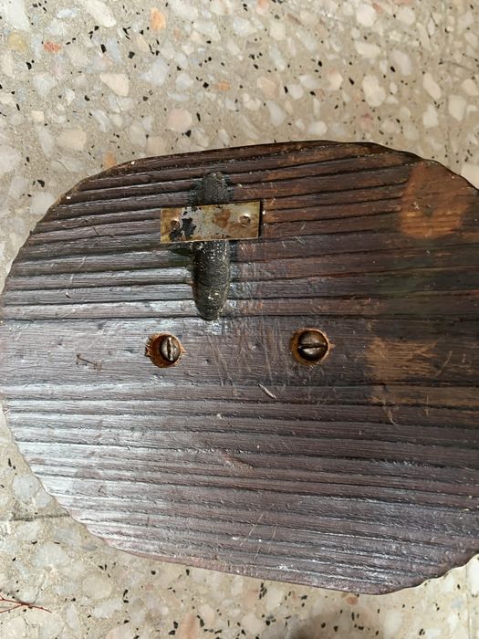 Cabeca de cavalo em latao com suporte de madeira para pendurar