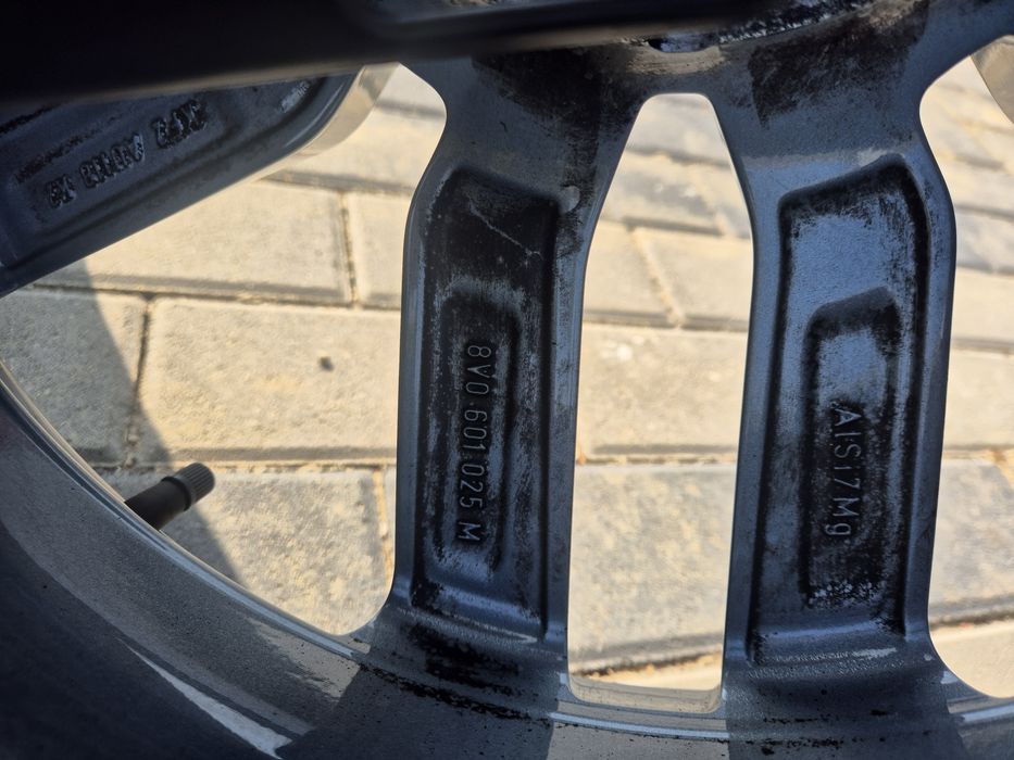 Felga Audi A3 8V 8V0601025M 18 7.5J Et51 Orginal ładna