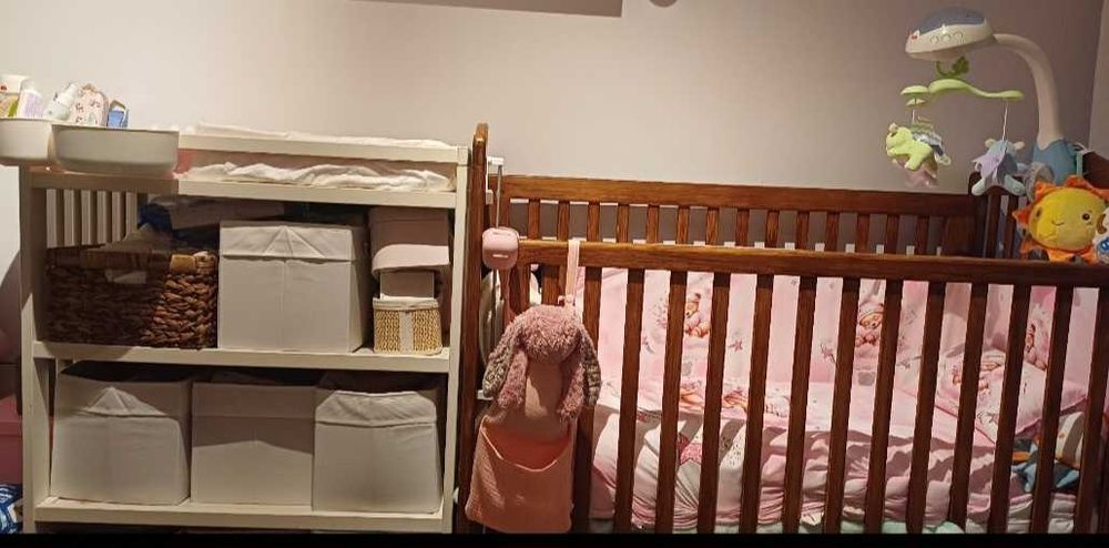 Berço de bebé com colchão com grade elevatória + Muda fraldas ikea com colchão impermeável e resguardo cor de rosa.