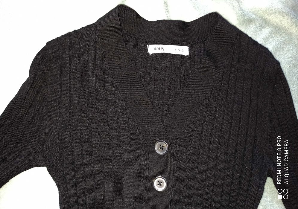 Czarny sweter w serek S, guziki