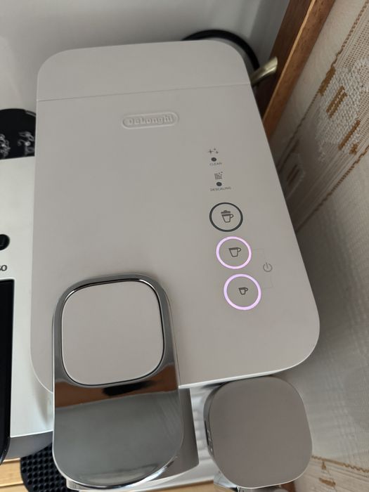 Máquina de Café DELONGHI Nespresso Lattissima One