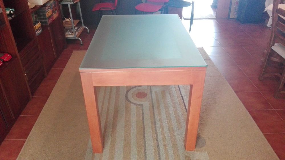 Mesa com tampo de vidro