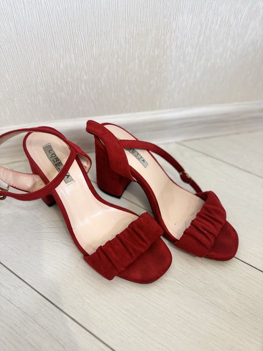 Жіночі босоніжки червоного кольору