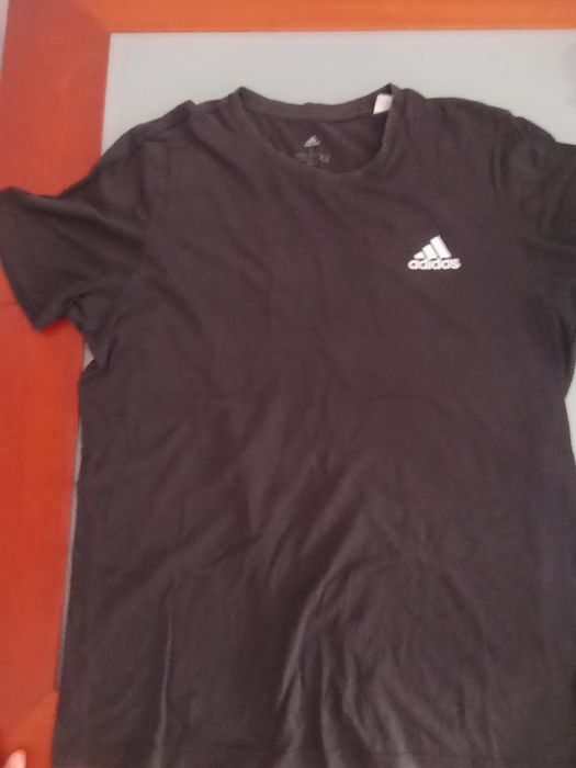 Tshirt	Adidas	Preta	Tamanho L	usada em bom estado