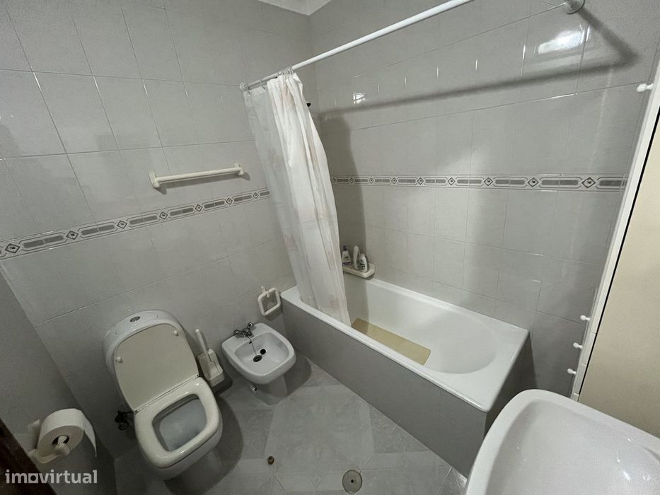 Apartamento T2 na Praia de Paredes de Vitória com varanda e garagem