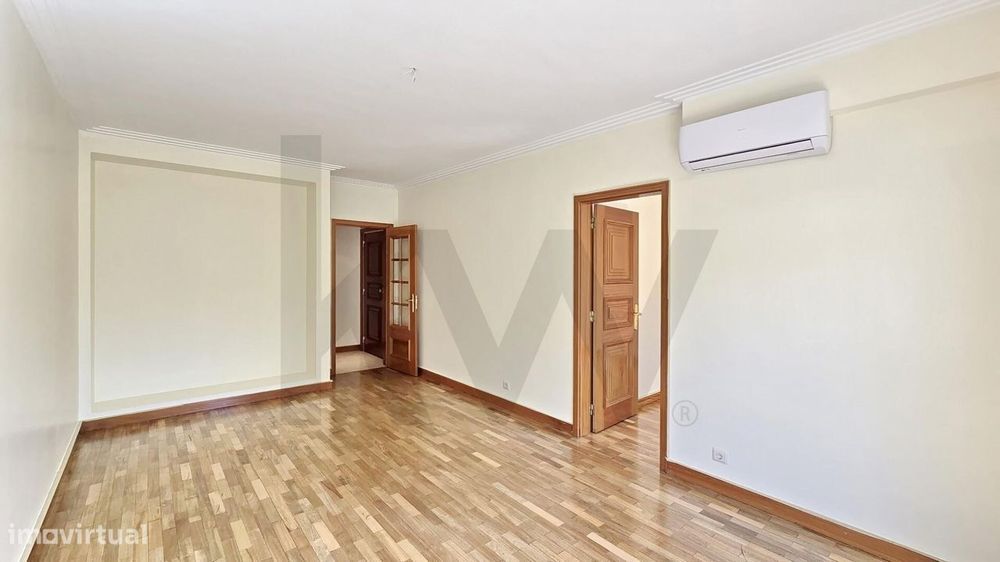 T2 Remodelado no Bairro do Alboi | Vistas de Parque e Garagem Fechada