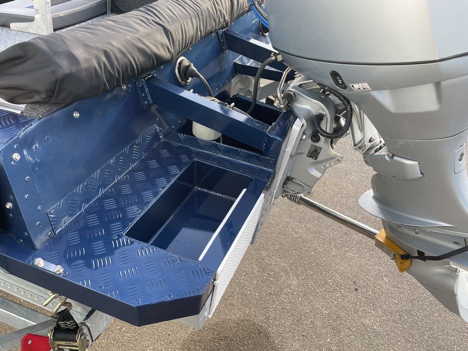 Човен Казанка 5М в комплекті з мотором і причепом