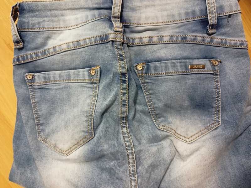 Jasne jeansy z przetarciami