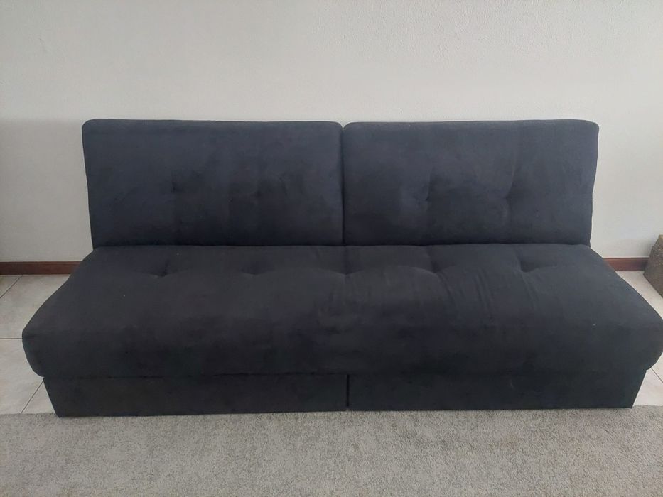 Sofá-cama preto usado