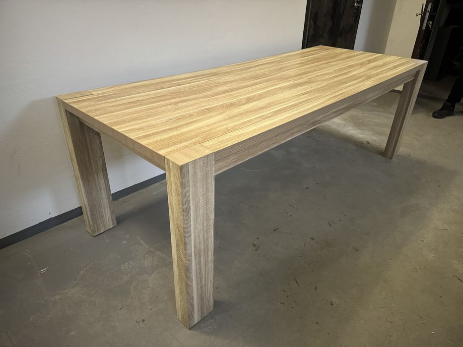 Стіл для вітальні